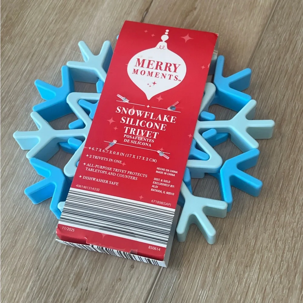 NWT Merry Moments Snowflake Silicone Trivet set of 2